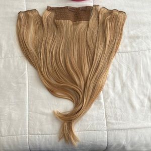 NEW. Dirty blonde halo 20” extensions. Worn twice for a few hours